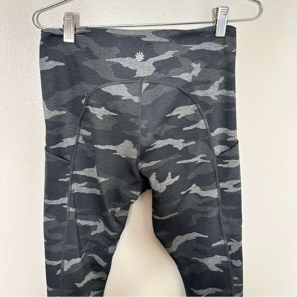 Athleta Ultimate Stash Pocket Black Camo Lightning 7/8 Tights Size Medium - Picture 8 of 10